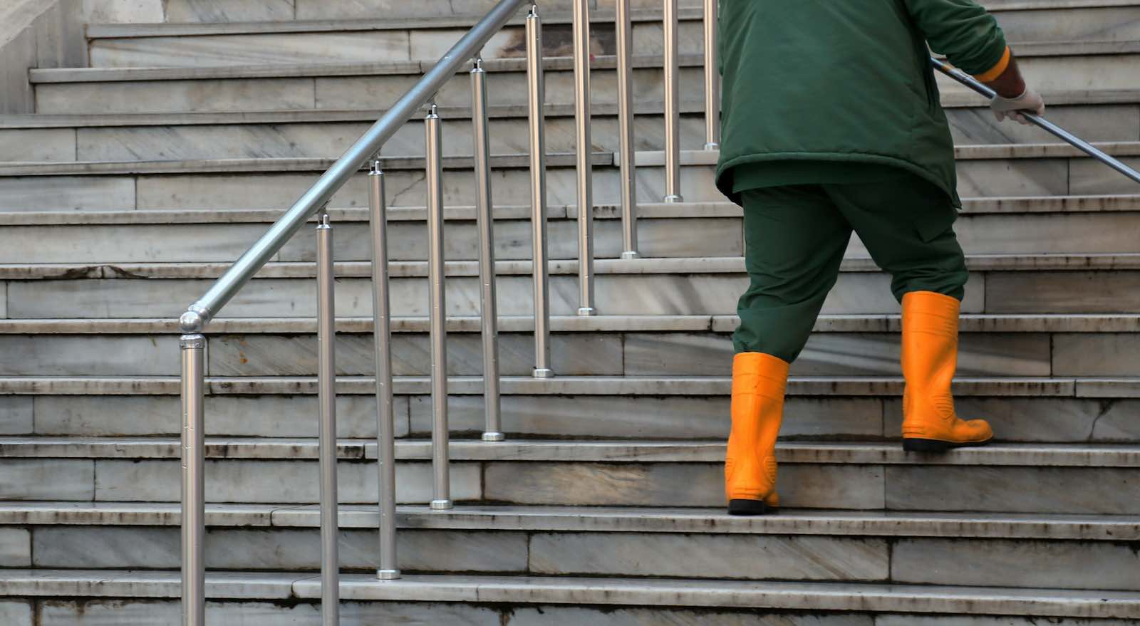 Originalfoto: <a href="https://unsplash.com/@sahinsezerdincer?utm_content=creditCopyText&utm_medium=referral&utm_source=unsplash">Şahin Sezer Dinçer</a> på <a href="https://unsplash.com/photos/person-in-green-jacket-and-brown-pants-walking-on-gray-concrete-stairs-oglBmXuiClc?utm_content=creditCopyText&utm_medium=referral&utm_source=unsplash">Unsplash</a>   