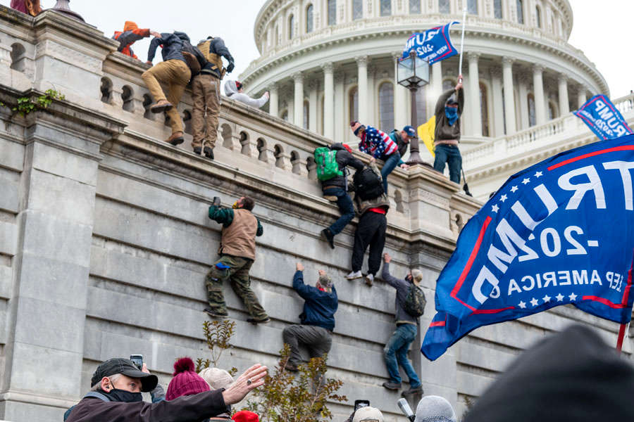 Stormtroppene til Trump inntar Capitol Hill den 6. januar 2021. CC BY-NC Blink O'fanaye