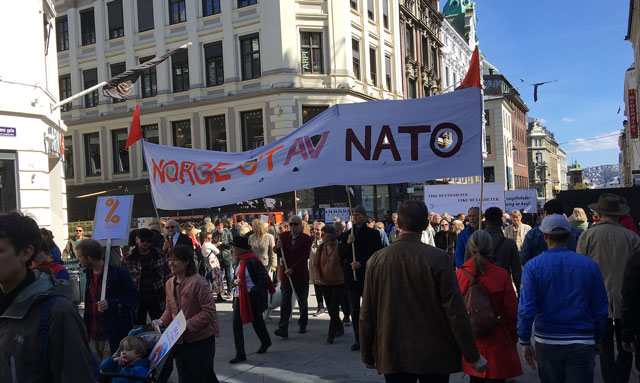 Norge ut av NATO. Fra 1. mai-toget i Oslo 2017.