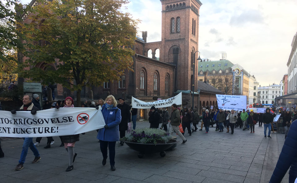 Demonstrasjonstoget på vei opp Karl Johan fra Jernbanetorget. Roy Pedersen og Kristine Mollø-Christensen er to av de synlige parolebærerne til venstre i bildet. Foto: KA