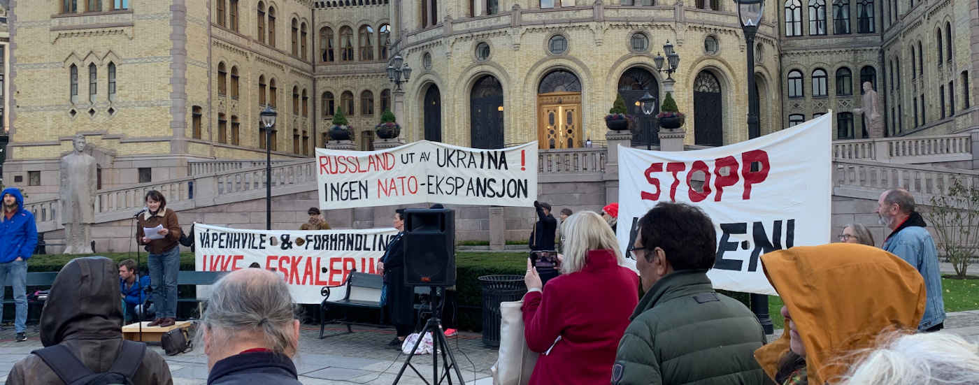 Parolene retta seg mot både Russlands invasjon og NATOs eskalering. Forfatter Vigdis Hjorth var blant appellantene. Foto: Revolusjon