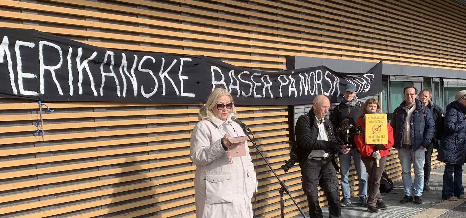 Stopp NATO var en av medarrangørene. Her holder leder Kristine Mollø-Christensen sin appell. Foto: Revolusjon CC BY-SA