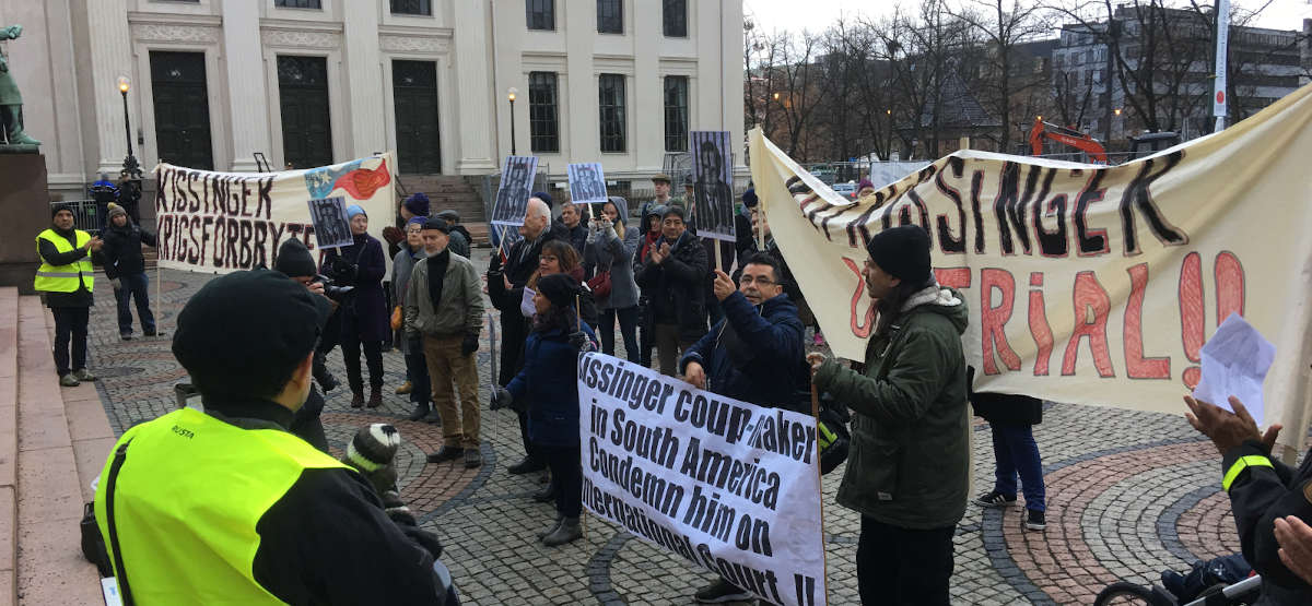 Henry Kissinger var invitert til å forelese i universitets aula i november 2016. Bilde fra protestmarkeringa utenfor. Foto: Revolusjon