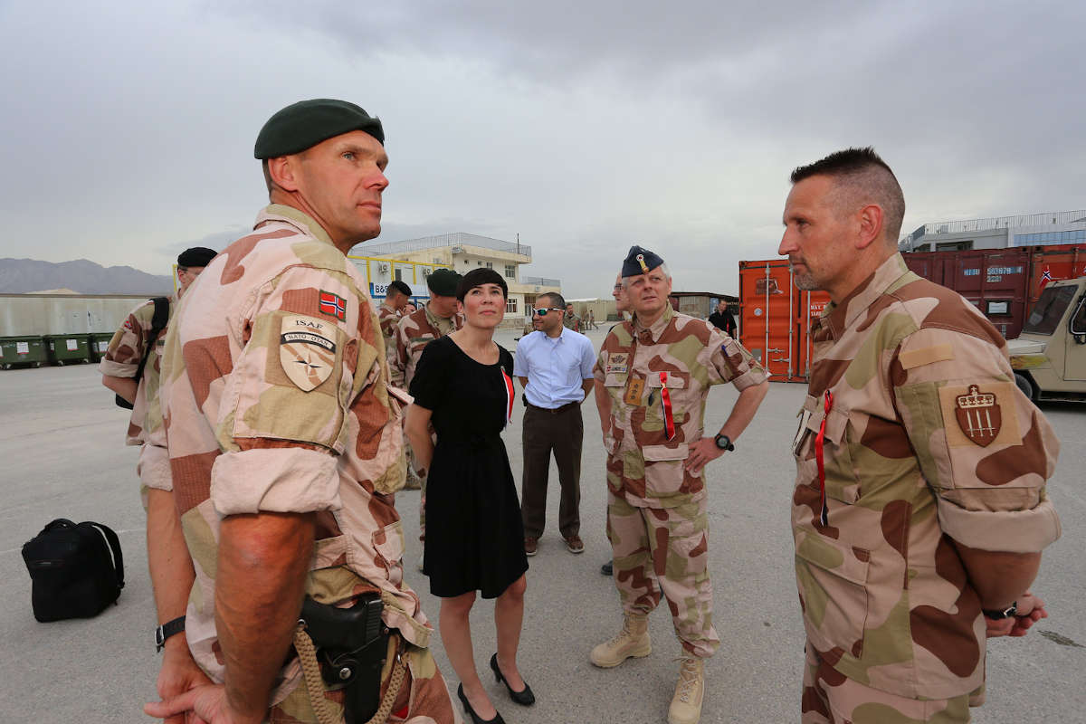 Utenriksminister Ine Eriksen Søreide besøker norske okkupasjonsstyrker i Afghanistan 17. mai 2014. CC BY-NC Asgeir Spange Brekke, Forsvarets mediesenter.