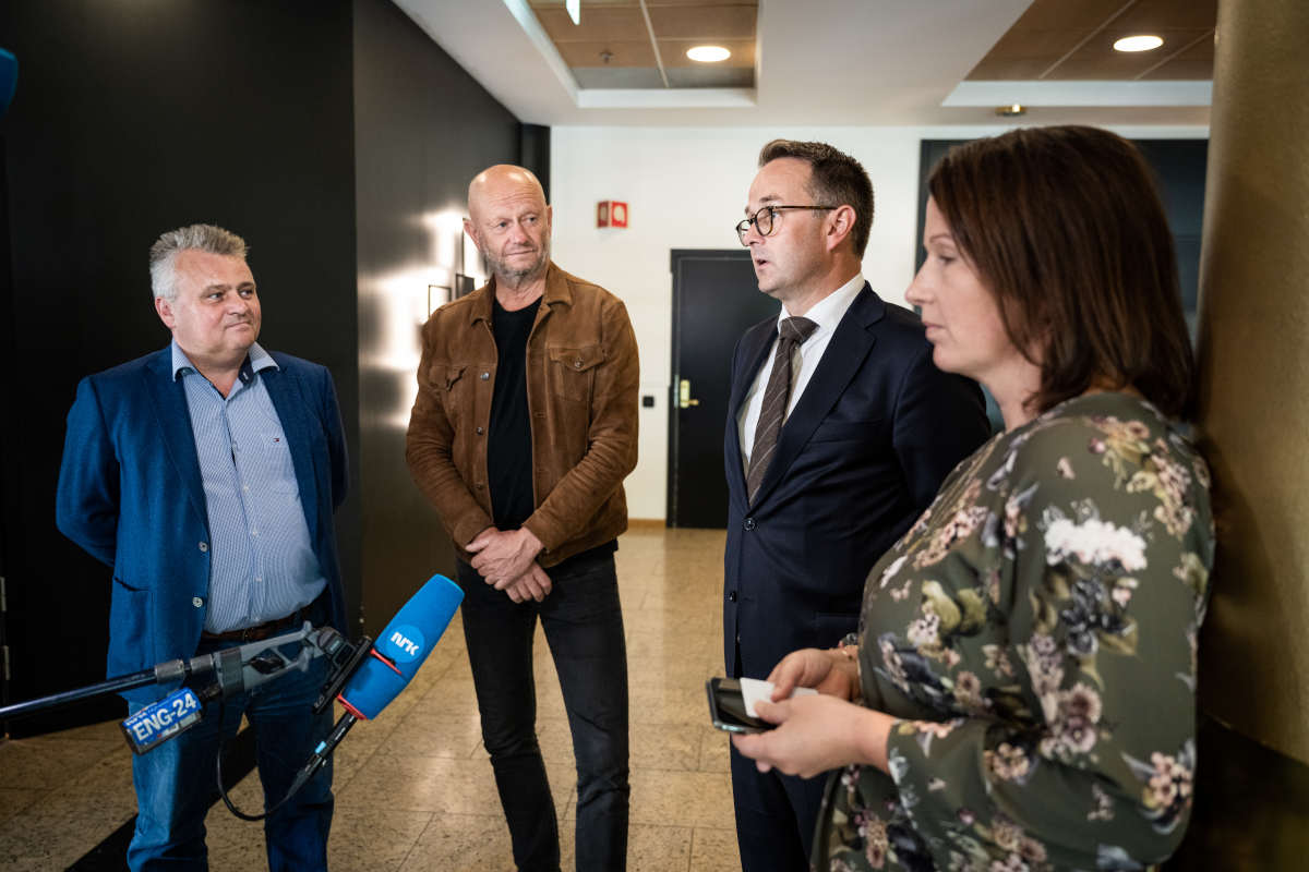 Oslo 20.08.20: Fellesforbundets leder Jørn Eggum og Norsk Industris direktør Stein Lier Hansen med Riksmekleren Mats W. Ruland og medmekler Hilde Lund. Foto: John Trygve Tollefsen/Fellesforbundet