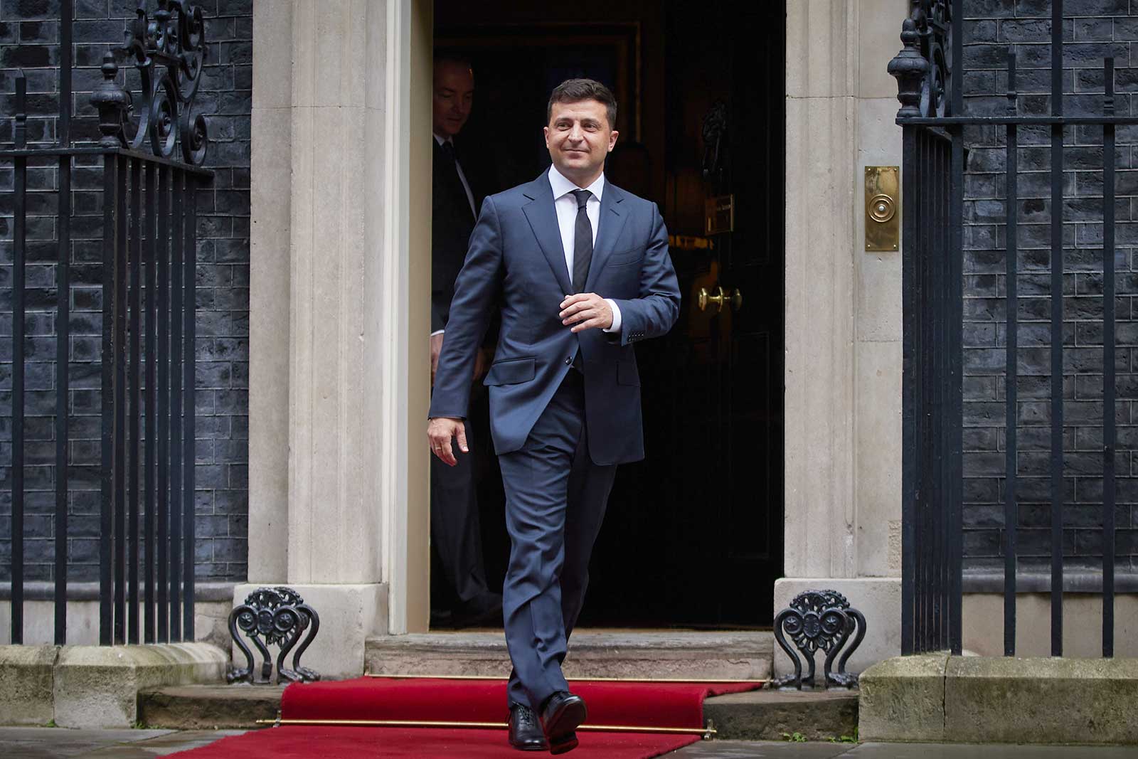 Volodymyr Zelenskij på vei ut fra den britiske statsministerboligen 10 Downing Street 8. oktober 2020. Foto: President.gov.ua, CC BY 4.0, https://commons.wikimedia.org/w/index.php?curid=106664505