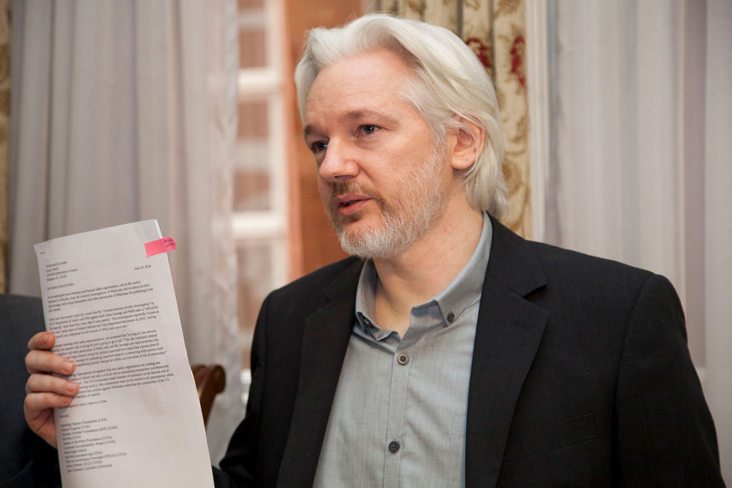 Julain Assange. Bilde er tatt i Ecuadors ambassade i 2014. Fra Wikipedia.
