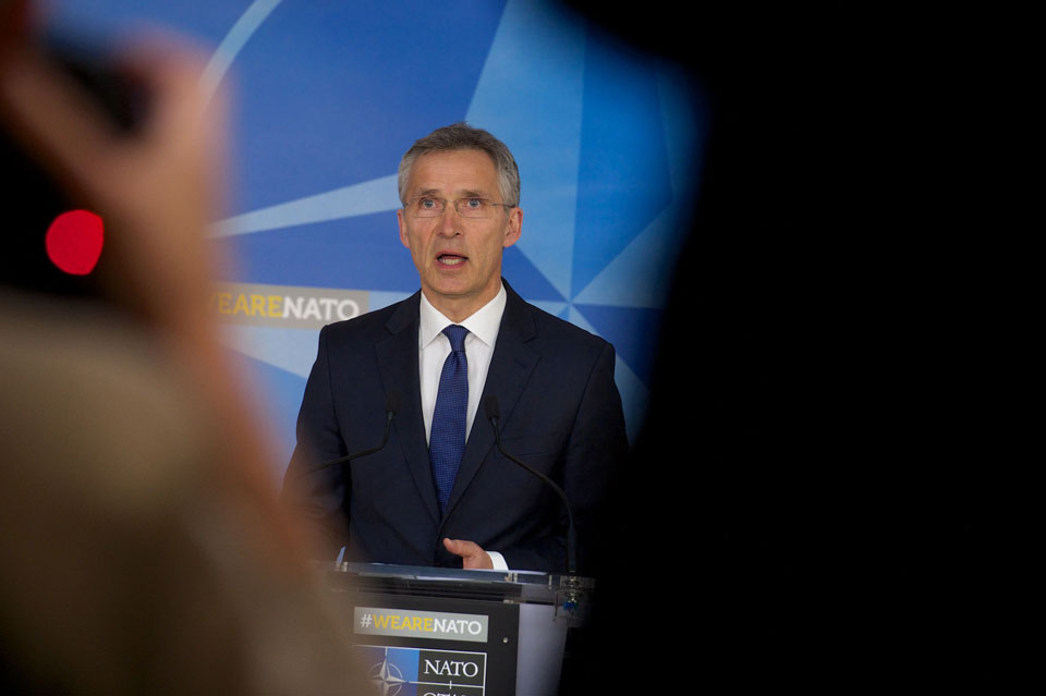 NATO-sjef Jens Stoltenberg forsvarer rakettangrep i strid med folkeretten. NATO-foto.