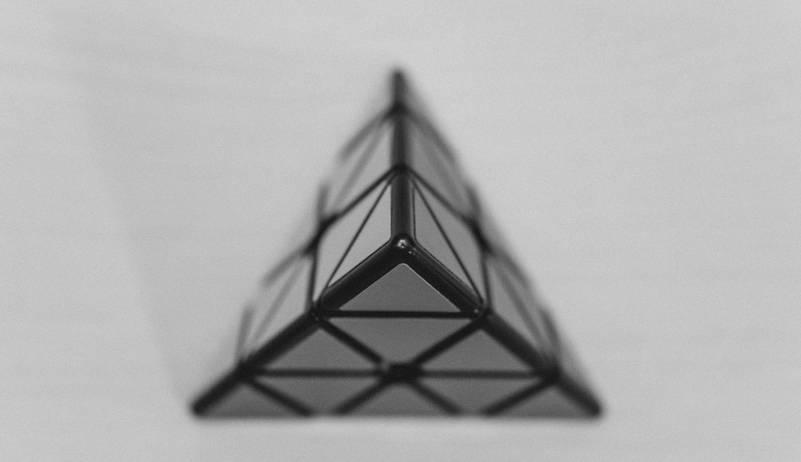 Foto: <a href="https://unsplash.com/@georgebakos?utm_content=creditCopyText&utm_medium=referral&utm_source=unsplash">George Bakos</a> fra <a href="https://unsplash.com/photos/black-and-white-pyramid-illustration-YWESWDTXgR8?utm_content=creditCopyText&utm_medium=referral&utm_source=unsplash">Unsplash</a>   