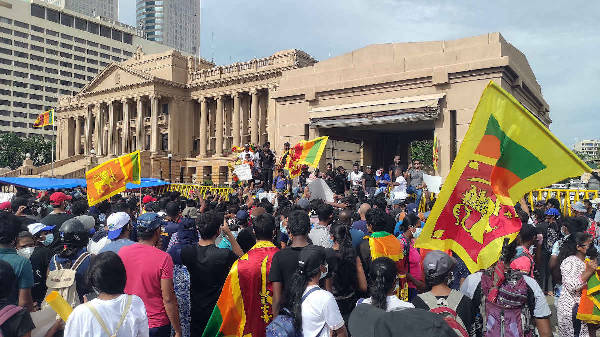 Protester foran presidentbygninga i Colombo i april 2022. CC BY-SA AntanO, Wikipedia