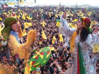 Fra feiringa i Diyarbakir (klikk for stort bilde) Feiring av Newroz i Diyarbakir