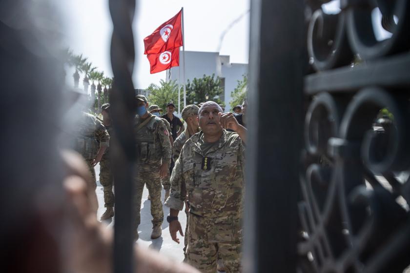 tunisia militar evrensel