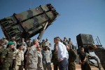 Generalsekretær Stoltenberg inspiserer Patriot-batterier i Tyrkia i 2014. © NATO-foto.