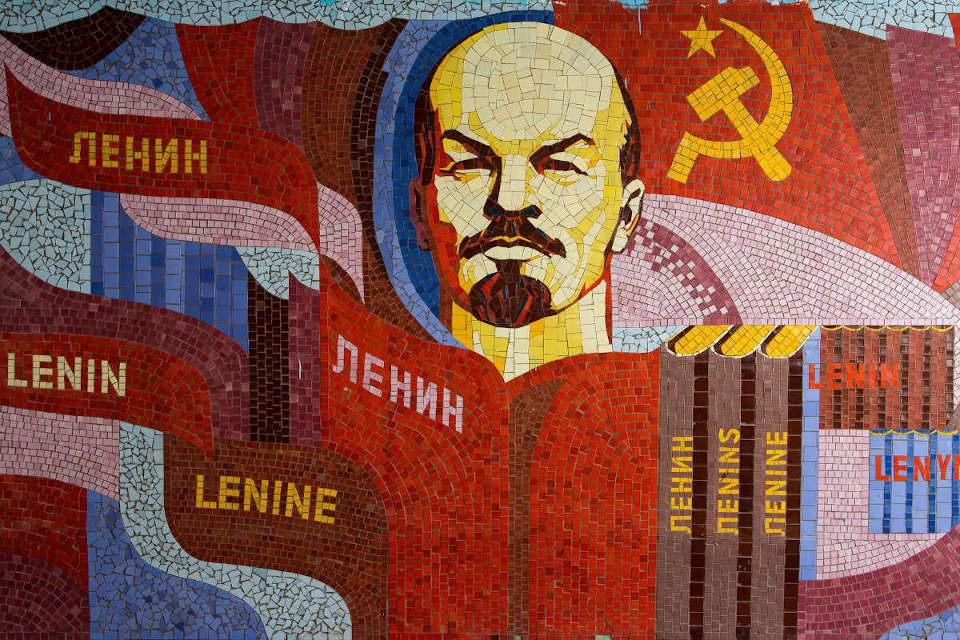 soviet artefacts leninbooks unsplash