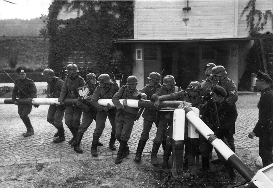 Tyske soldater river polske grensesperringer 1. september 1939. Foto: Wikimedia Commons.