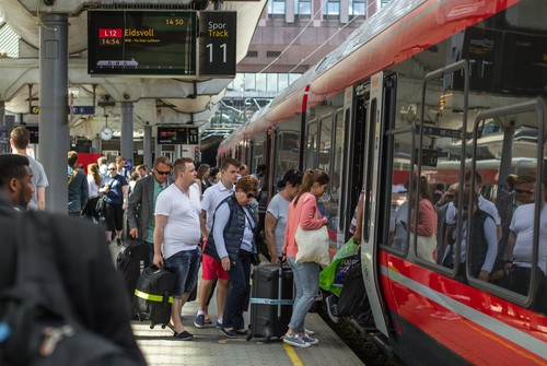 Togpassasjerer pa Oslo S NSB mads kristiansen