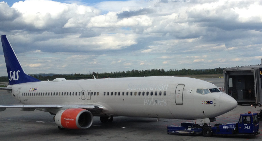 SAS-maskin på Gardermoen. Selskapet er i krise, om enn ikke i like stor grad som Norwegian. © Revolusjon.