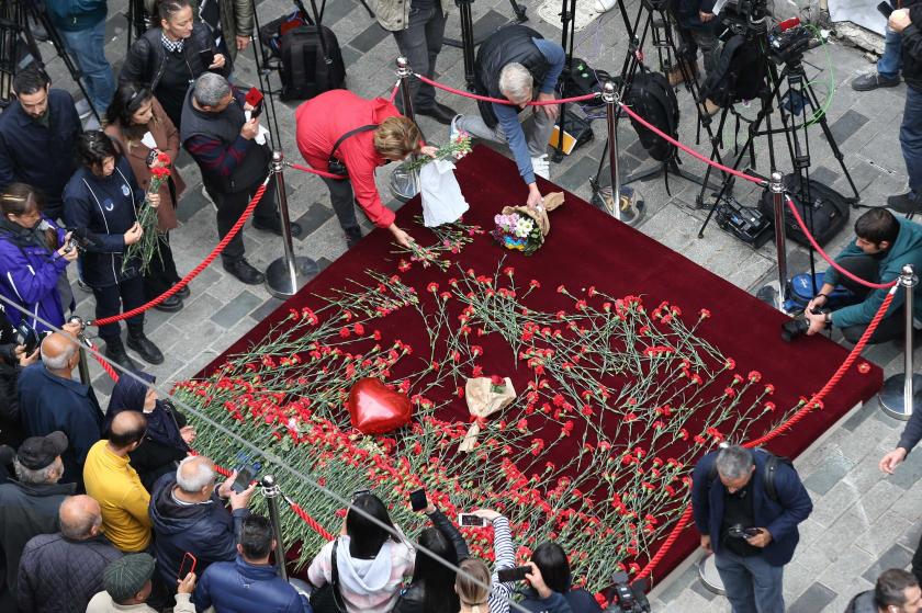 Folk legger ned blomster for å hedre ofrene etter terrorangrepet på Taksim-plassen i Istanbul 13. november. Foto fra Evrensel.